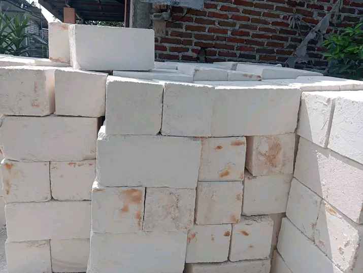 Batu Umpak Putih
